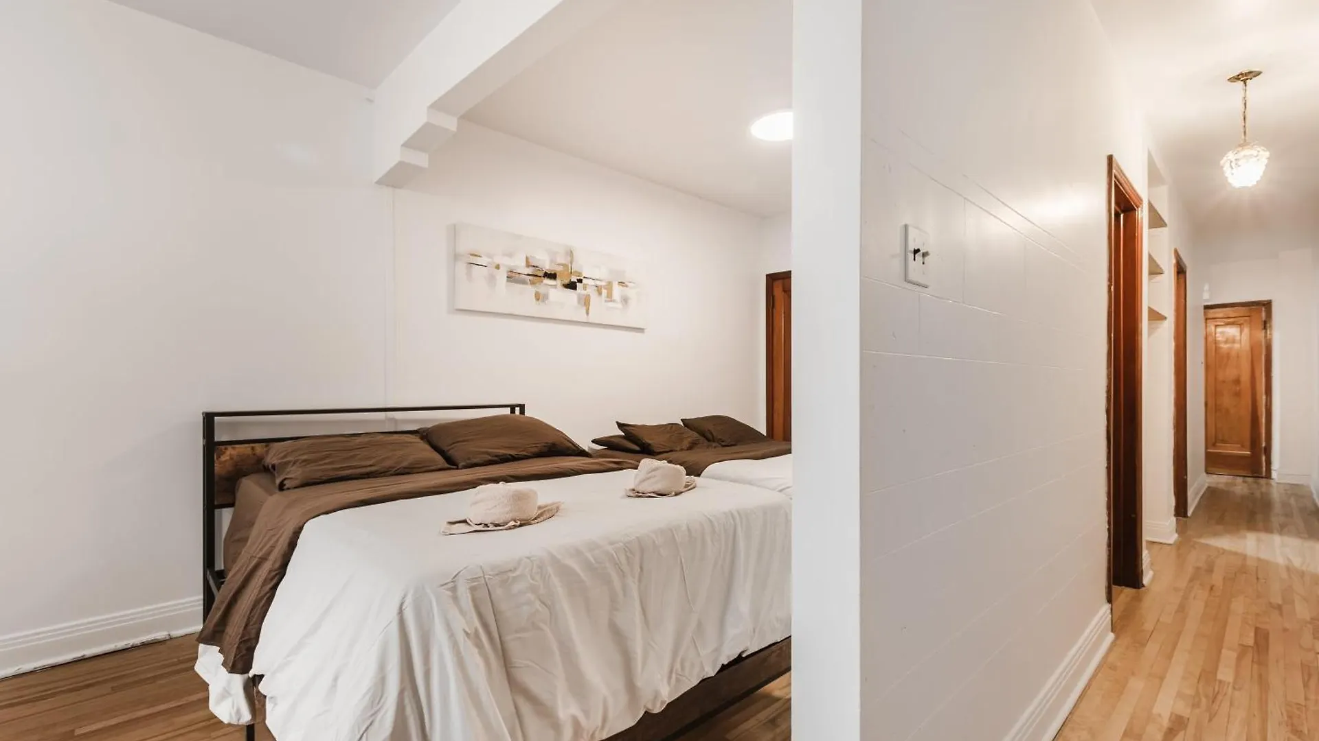 One Bedroom Apartment With Balcony - 2159-03 Montreal