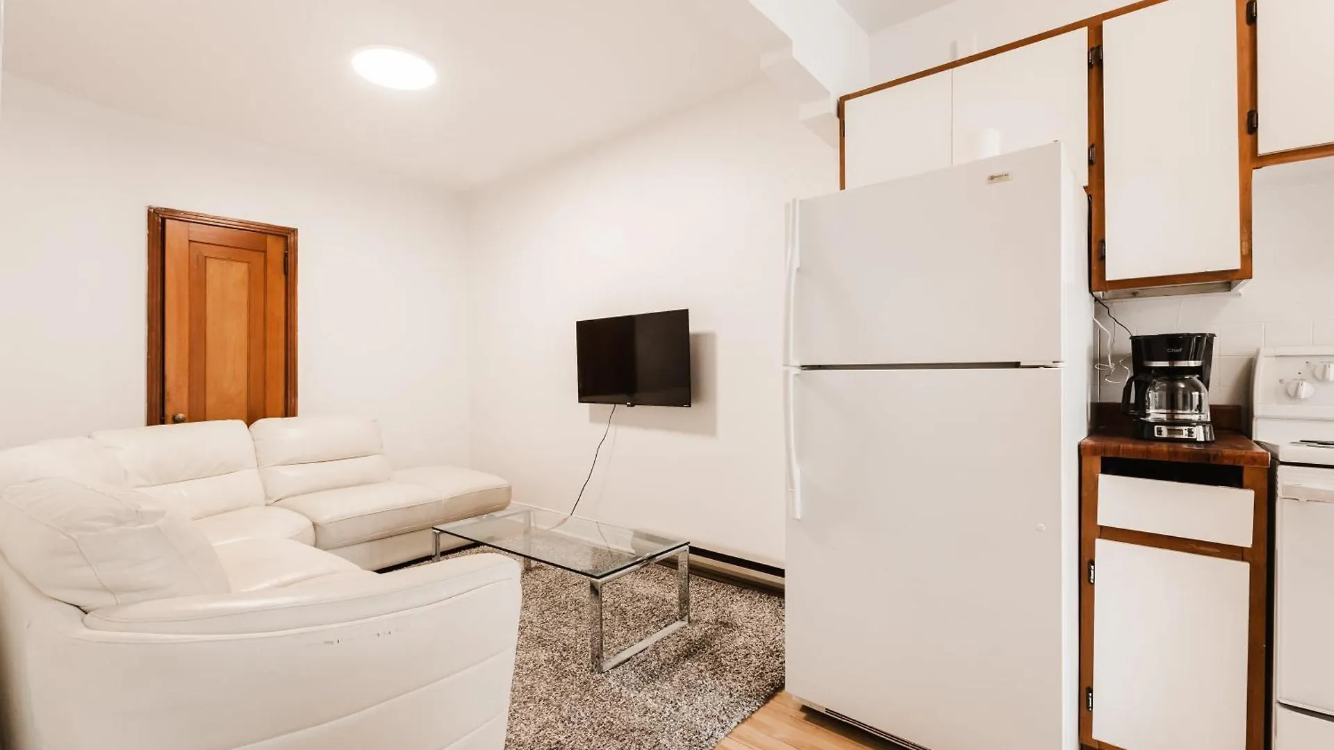 One Bedroom Apartment With Balcony - 2159-03 Montreal Canada