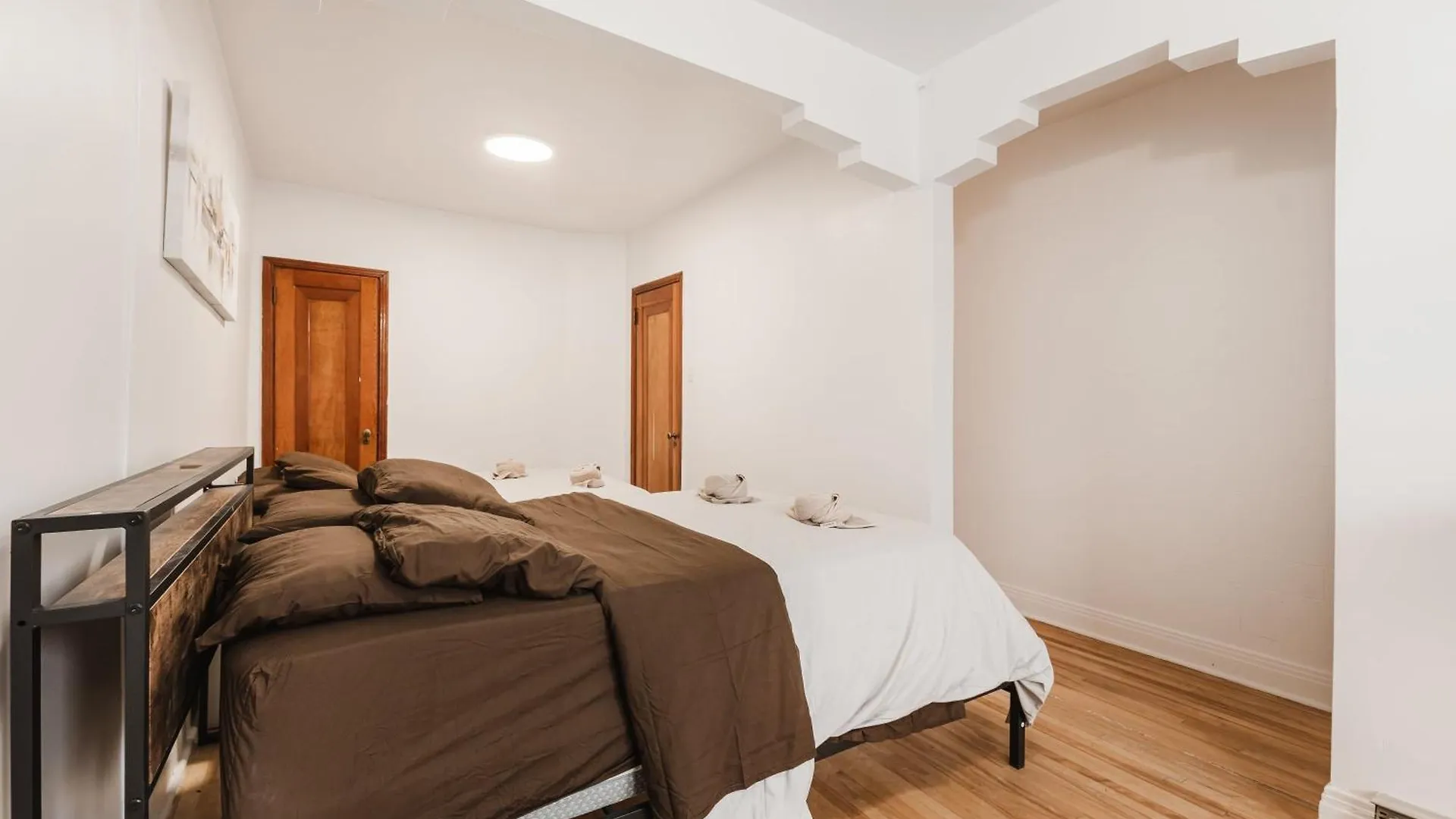 One Bedroom Apartment With Balcony - 2159-03 Montreal Canada