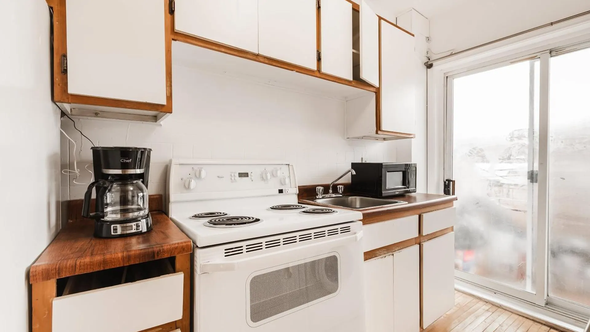 One Bedroom Apartment With Balcony - 2159-03 Montreal